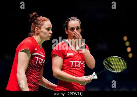 Chloe Birch et Lauren Smith (à gauche) en action contre Mayu Matsumoto et Wakana Nagahara (non photographiés) au Japon pendant la troisième journée des Championnats de badminton YONEX All England Open à l'Utilita Arena Birmingham. Date de la photo: Jeudi 16 mars 2023. Banque D'Images