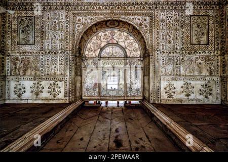 L'écran en marbre blanc percé et incrusté dans le Khas Mahal - la salle du public privé, dans la résidence impériale dans le fort Rouge à Delhi Banque D'Images