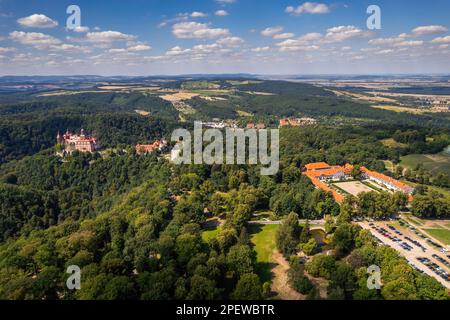 Stud de l'étalon et un château à Ksiaz, Pologne, photo aérienne Banque D'Images