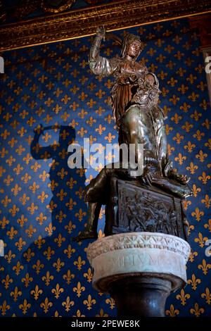 La sculpture en bronze de Donatello, Judith et Holofernes, est maintenant exposée à l'intérieur du Palazzo Vecchio à Florence Banque D'Images