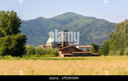 Vue sur l'église de Santo Stefano à Tassignano, Capannoni, province de Lucques, Toscane, italie Banque D'Images