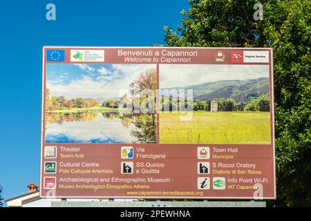 Panneaux d'affichage des points d'intérêt locaux sur la route de la via Francigena - village de Capannori dans la province de Lucca, Toscane, Italie Banque D'Images