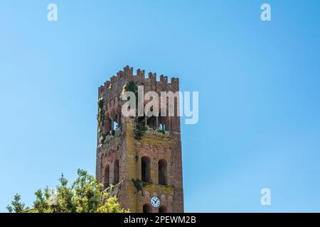 Clocher de Santi Quirico e Giulitta est une église paroissiale catholique romaine de 12th-siècle à Capannori, province de Lucca, région de Toscane, Italie. Banque D'Images