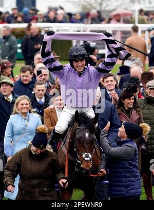 Le jockey Harry Cobden célèbre sur scène Star après avoir remporté la Chase des débutants des Turners le troisième jour du Cheltenham Festival à l'hippodrome de Cheltenham. Date de la photo: Jeudi 16 mars 2023. Banque D'Images