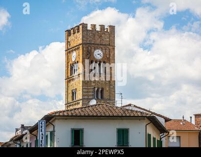 L'ancienne façade et clocher de l'église de San Jacopo Maggiore, Altopascio, région de LuccaToscane, Italie centrale Banque D'Images