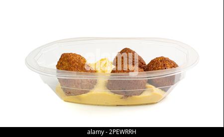 Boulettes de falafel isolées, boulettes de pois chiches frits, falafels traditionnels, nourriture halal arabe épicée, Falafel sur fond blanc Banque D'Images