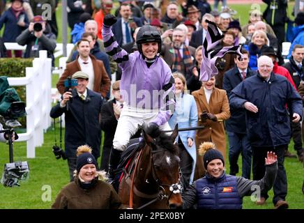 Le jockey Harry Cobden célèbre sur scène Star après avoir remporté la Chase des débutants des Turners le troisième jour du Cheltenham Festival à l'hippodrome de Cheltenham. Date de la photo: Jeudi 16 mars 2023. Banque D'Images