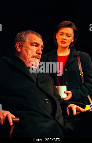 Brian Cox (John Plunkett), Bronagh Gallagher (Mary Plunkett) à DUBLIN CAROL par Conor McPherson au Old Vic Theatre, Londres SE1 22/03/2000 un Royal court Theatre conception de production: Rae Smith éclairage: Paule Constable réalisateur: Ian Rickson Banque D'Images