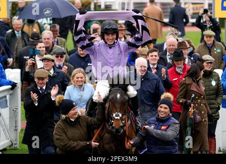 Le jockey Harry Cobden célèbre sur scène Star après avoir remporté la Chase des débutants des Turners le troisième jour du Cheltenham Festival à l'hippodrome de Cheltenham. Date de la photo: Jeudi 16 mars 2023. Banque D'Images