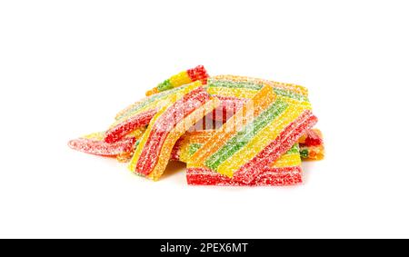 Pile de bonbons Rainbow Gummy Candy isolée, bandes de bonbons Sour Jelly en saupoudrer de sucre, malade colorée à mâcher de la marmelade à rayures, bonbons gélatine sur fond blanc Banque D'Images