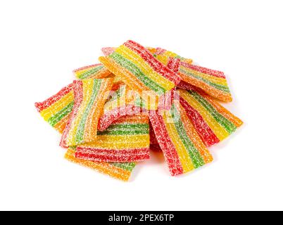 Pile de bonbons Rainbow Gummy Candy isolée, bandes de bonbons Sour Jelly en saupoudrer de sucre, malade colorée à mâcher de la marmelade à rayures, bonbons gélatine sur fond blanc Banque D'Images