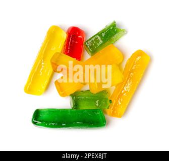 Pile de bonbons gélifiés isolée, mâchant des bâtons de marmelade colorés, méduse de frites Heap, bonbons gélatine sur fond blanc vue du dessus Banque D'Images