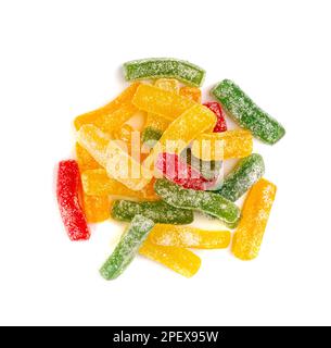 Pile de bonbons gélifiés isolée, mâchant des bâtons de marmelade colorés, méduse de frites Heap, bonbons gélatine sur fond blanc vue du dessus Banque D'Images