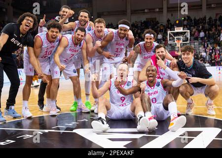 Bonn, Allemagne. 14th mars 2023. Les paniers Telekom célèbrent la place 1st dans leur groupe CL, de gauche à droite.r. All (BON): Tyson WARD, Collin MALCOLM, Sebastian HERRERA, Deane WILLIAMS, Finn DELANY, Javontae HAWKINS, Karsten TADDA, Michael KESSENS, TJ SHORT II, Leon KRATZER, Zach ENSMINGER. Score final 85:75, paniers de la Ligue des Champions de basket-ball/Telekom Bonn-BAXI Manresa/BONN vs MANN/Round of 16 - Groupe J/5th, dans le TELEKOMMOME, on 14 mars 2023 Credit: dpa/Alamy Live News Banque D'Images