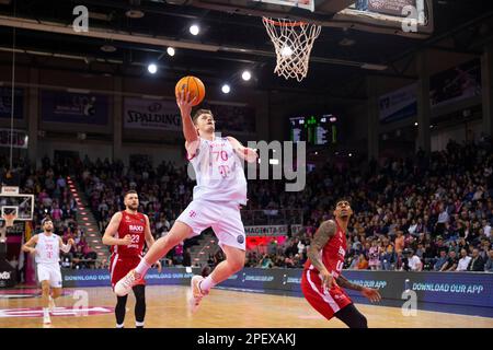 Bonn, Allemagne. 14th mars 2023. Finn DELANY (BON, milieu) saut, lancer, sur la balle, au panier, Duels contre Devin ROBINSON (HOMME, à droite) et Martinas GEBEN (HOMME, à gauche). Score final 85:75, paniers de la Ligue des Champions de basket-ball/Telekom Bonn-BAXI Manresa/BONN vs MANN/Round of 16 - Groupe J/5th, dans le TELEKOMMOME, on 14 mars 2023 Credit: dpa/Alamy Live News Banque D'Images