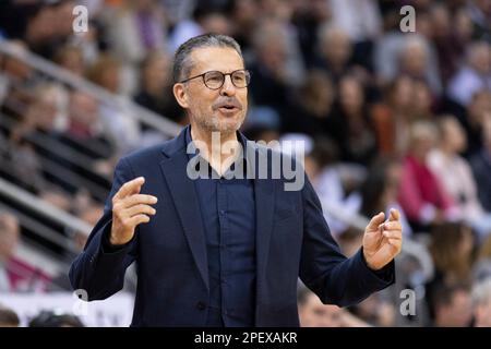 Bonn, Allemagne. 14th mars 2023. Entraîneur de tête Pedro MARTINEZ (HOMME, milieu) demi-longueur, mains levées, sérieux, concentré. Score final 85:75, paniers de la Ligue des Champions de basket-ball/Telekom Bonn-BAXI Manresa/BONN vs MANN/Round of 16 - Groupe J/5th, dans le TELEKOMMOME, on 14 mars 2023 Credit: dpa/Alamy Live News Banque D'Images