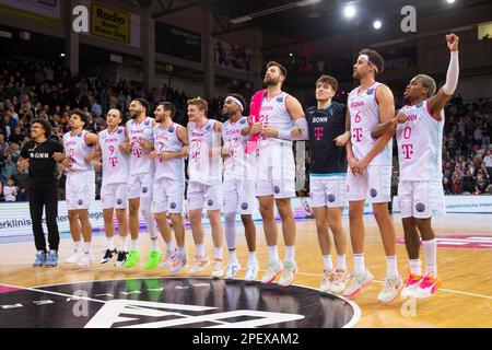 Bonn, Allemagne. 14th mars 2023. Célébrant la place 1st dans le groupe CL, de gauche à droite. Tous (BON), Tyson WARD, Collin MALCOLM, Karsten TADDA, Deane WILLIAMS, Sebastian HERRERA, Finn DELANY, Javontae HAWKINS, Leon KRATZER, Zach ENSMINGER, Michael KESSENS et TJ SHORT II, après le jeu, jubilation, joie, rires. Score final 85:75, paniers de la Ligue des Champions de basket-ball/Telekom Bonn-BAXI Manresa/BONN vs MANN/Round of 16 - Groupe J/5th, dans le TELEKOMMOME, on 14 mars 2023 Credit: dpa/Alamy Live News Banque D'Images