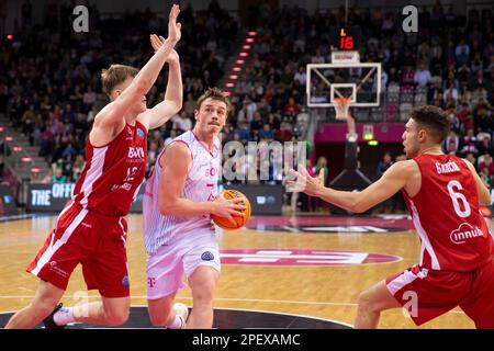 Bonn, Allemagne. 14th mars 2023. Finn DELANY (BON, retour) Sur le ballon, en action, duels contre Marcis STEINBERGS (HOMME, gauche.) Et Dani GARCIA (HOMME, re.). Score final 85:75, paniers de la Ligue des Champions de basket-ball/Telekom Bonn-BAXI Manresa/BONN vs MANN/Round of 16 - Groupe J/5th, dans le TELEKOMMOME, on 14 mars 2023 ? Credit: dpa/Alay Live News Banque D'Images