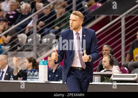 Bonn, Allemagne. 14th mars 2023. Entraîneur-chef Tuomas IISALO (BON, mi.) bravo, satisfait de son équipe. Score final 85:75, paniers de la Ligue des Champions de basket-ball/Telekom Bonn-BAXI Manresa/BONN vs MANN/Round of 16 - Groupe J/5th, dans le TELEKOMMOME, on 14 mars 2023 ? Credit: dpa/Alay Live News Banque D'Images