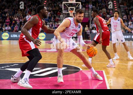 Bonn, Allemagne. 14th mars 2023. Leon KRATZER (BON, retour) Sur le ballon, en action, duels contre Babatunde OLUMUYIWA (HOMME, gauche). Score final 85:75, paniers de la Ligue des Champions de basket-ball/Telekom Bonn-BAXI Manresa/BONN vs MANN/Round of 16 - Groupe J/5th, dans le TELEKOMMOME, on 14 mars 2023 ? Credit: dpa/Alay Live News Banque D'Images