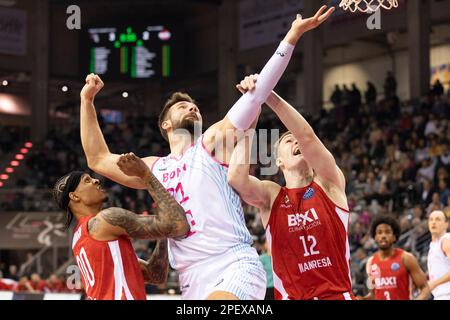 Bonn, Allemagne. 14th mars 2023. Leon KRATZER (BON, au milieu) sur le ballon, en action, duels contre Devin ROBINSON (HOMME, à gauche) et Marcis STEINBERGS (HOMME, à droite). Score final 85:75, paniers de la Ligue des Champions de basket-ball/Telekom Bonn-BAXI Manresa/BONN vs MANN/Round of 16 - Groupe J/5th, dans le TELEKOMMOME, on 14 mars 2023 ? Credit: dpa/Alay Live News Banque D'Images