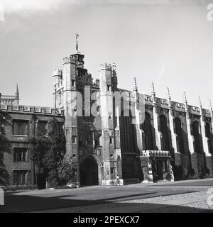 1955, vue historique de cette époque de l'extérieur de Trinity College Chapel, Cambridge University, Angleterre, Royaume-Uni. De style Tudor-gothique, le bâtiment date de 1857. Banque D'Images