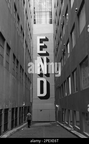 Une allée urbaine entre deux grands bâtiments avec des graffitis « End » à Melbourne, Victoria, Australie Banque D'Images