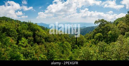 Vue panoramique sur le point de vue de Kew fin près du village de Mae Kampong et de la ville de Chiang Mai, en Thaïlande. Vue sur les montagnes et les collines par beau temps. Banque D'Images