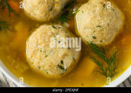 Soupe juive Matzo ball saine avec Dill et Broth Banque D'Images