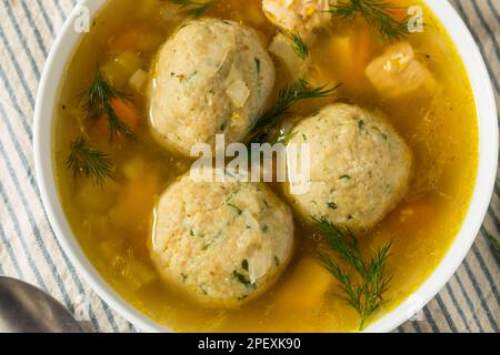 Soupe juive Matzo ball saine avec Dill et Broth Banque D'Images