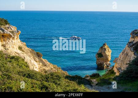 De belles falaises et formations rocheuses au bord de l'océan Atlantique sur le sentier Seven Hanging Valleys Trail en Algarve, Portugal Banque D'Images