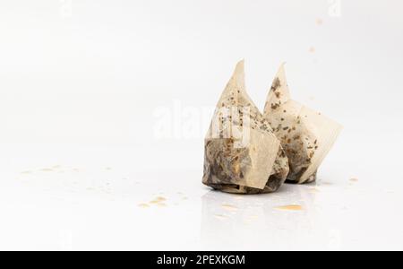 Teabag isolé, Old Wet Herbal Tea Bag, déchets biodégradables, Eco Bio Used St. Johns Wort Teabag sur fond blanc Banque D'Images