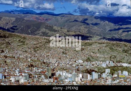 Bolivie, la Paz. Vue sur la ville avec les immeubles en hauteur du centre. Banque D'Images