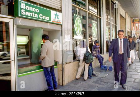 Bolivie, la Paz. Distributeur de billets Banco Santa Cruz. Banque D'Images