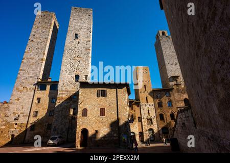 La ville médiévale fortifiée de San Gimignano, une destination populaire pour les touristes en Toscane, Italie. Un site classé au patrimoine mondial de l'UNESCO. Banque D'Images