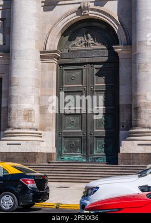 Détail des portes et de l'entrée de la banque nationale de l'Argentine BNA sur la Plaza de Mayo Buenos Aires Banque D'Images