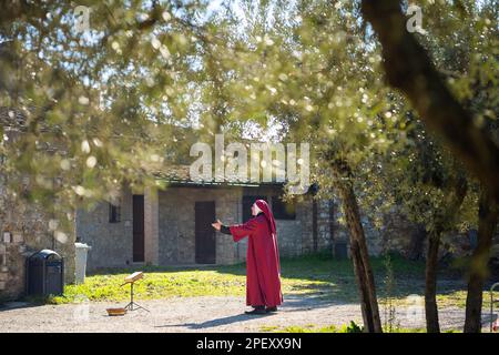 Un acteur habillé comme Dante Aligheri raconte la Divine Comédie à San Gimignano en Toscane, Italie Banque D'Images