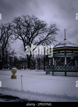 Le kiosque à musique, lieu historique national du Canada des jardins publics de Halifax, au cours de l'hiver Banque D'Images