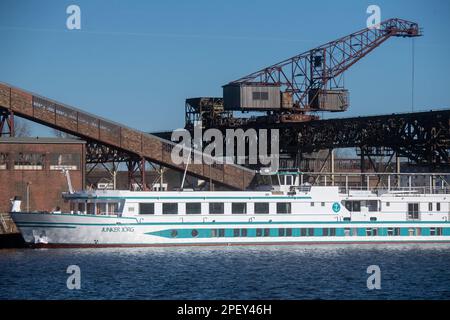 16 mars 2023, Mecklembourg-Poméranie occidentale, Peenemünde : les navires sont amarrés dans le port de Peenemünde par temps ensoleillé. Selon le service météorologique, le temps restera instable dans les prochains jours avec la hausse des températures. Photo: Stefan Sauer/dpa Banque D'Images