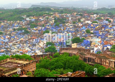 Jodhpur la ville bleue de Rajasthan en Inde vue de Mehrangarh fort. La ville fut fondée en 1459 et devint la capitale de l'État de Marwar. Banque D'Images