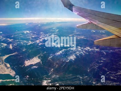 Sun County Arlines vol en avion au-dessus des montagnes Rocheuses du Colorado USA en route vers Las Vegas.