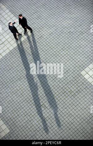 Vue aérienne de deux réunions d'affaires et de leurs mains tremblantes Banque D'Images