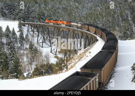 en hiver, prenez un train transportant du charbon au-dessus du tréteau sous le col de mullan près d'austin, montana Banque D'Images