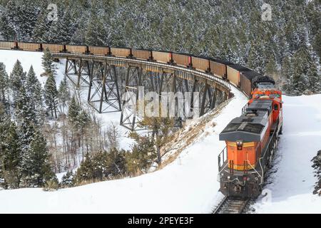 en hiver, prenez un train transportant du charbon au-dessus du tréteau sous le col de mullan près d'austin, montana Banque D'Images