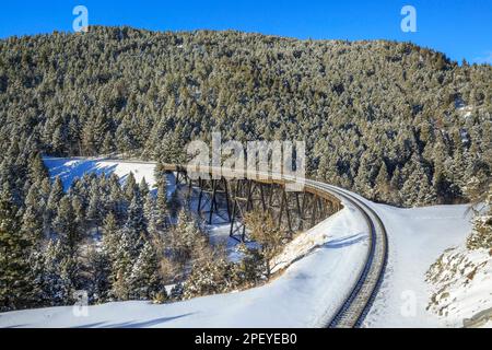 train à tréteau en hiver près d'austin, montana Banque D'Images