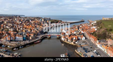 WHITBY, ROYAUME-UNI - 12 MARS 2023. Paysage aérien du port et de la ville balnéaire de Whitby dans le North Yorkshire Banque D'Images