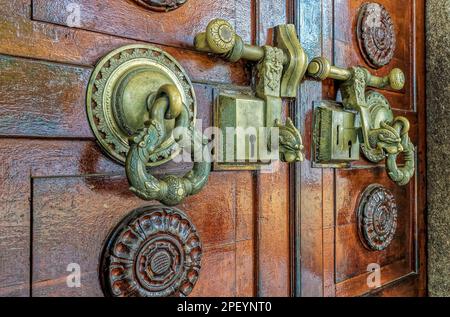 09 10 2007 serrure de porte antique sur Un Doo en bois site du patrimoine mondial Anuradhapura une ancienne ville, Sri Lanka Asie. Banque D'Images