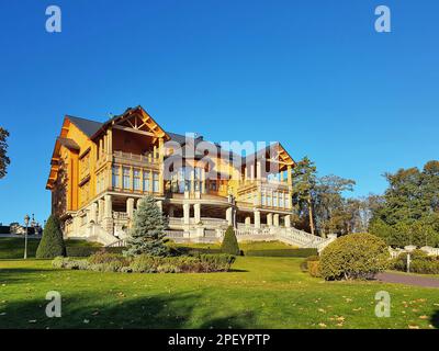 Mezhigorye Park Musée de la corruption Maison en bois Honka en été Banque D'Images