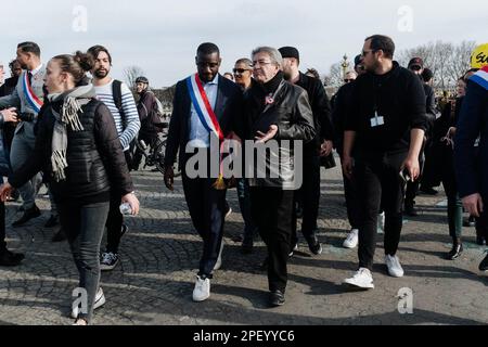 France / Paris / Paris - 16/03/2023, Jan Schmidt-Whitley/le Pictorium - manifestation contre le 49,3 à Paris - 16/3/2023 - France / Paris / Paris - Jean-Luc Melenson de France Insoumie lors de la manifestation sur la place de la Concorde à Paris à la suite de l'adoption par 49,3 de la réforme menée par le gouvernement d'Elisabeth À la charge des pensions. Banque D'Images