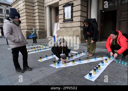 Lviv, Ukraine 16 mars 2023. Des bougies sont exposées sur des lettres lisant le mot « enfants » en langue russe lors d'un événement commémoratif marquant le premier anniversaire de l'attentat contre le théâtre de théâtre Marioupol, qui s'est tenu dans la ville ukrainienne occidentale. Banque D'Images